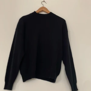 Stickad tröja  - En svart stickad tunnare tröja, aldrig använd då den inte passade mig i storleken. 