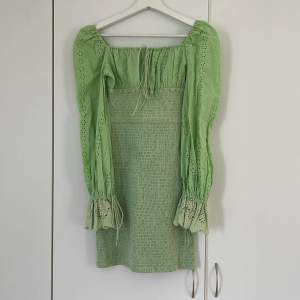 En grön adoore kläning, nyskick i storlek 34.