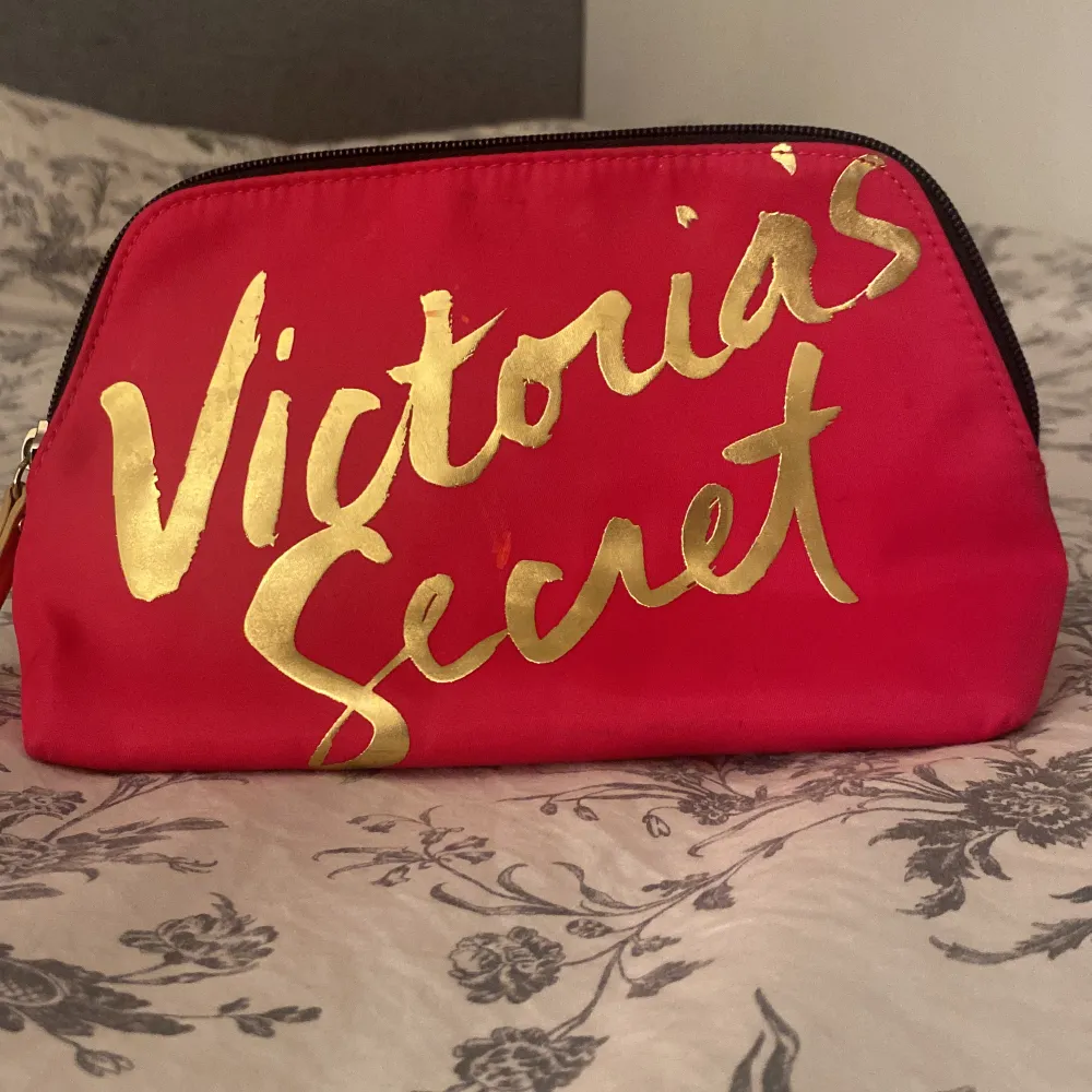 En Victoria secret necessär som är i jätte bra skick. Det finns ganska mycke utrymme, till att ha i smink e.x <3. Väskor.