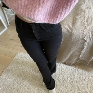 Svarta jeans - Säljer nu mina mid waist, bootcut jeans från Gina Tricot. Storlek xs, total byxlängd ca 100cm, innerbensmått ca 77cm. (Säljer även tröjan så checka in min profil!) Tyget är av lite stretchigt material. Kan skicka fler bilder privat! Ställ gärna frågor!💞💓🤗