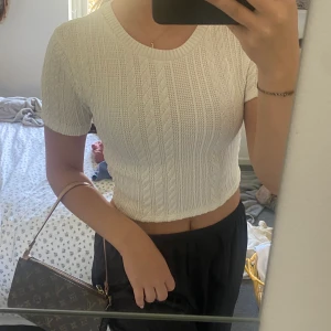 Vit stickad t-shirt  - Så himla fin stickad tröja, ny skick. Storlek M men skulle säga det är en S