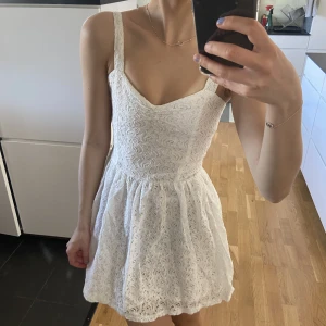 Vit klänning - Säljer min fina vita spets klänning. Perfekt till student eller skolavslutning💕 XS