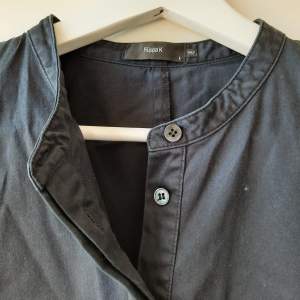 Skjortklänning från Filippa K i svart, på gränsen till mörkblå. Storlek L, något liten i storlek. Trekvartslång ärm och skön, bra kvalité på tyget! 🩷 Fyra fickor och knappar fram, figursydd i ryggen och knappar på axlarna.