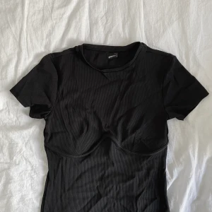 Svart klänning - En supersnygg tajt svart klänning i skönt stretchigt ribbat tyg. Köpte den via Sellpy men den passade inte mig så bra. I fint skick!