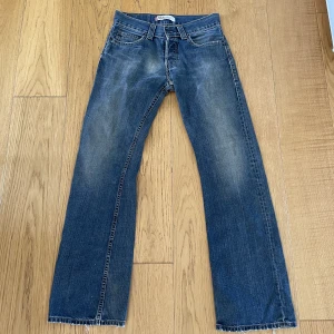 Levi’s raka/bootcut jeans - Ett par fina Levis Jean i modellen ”512 bootcut”. Storlek 30/34 men pga vintage modell skulle jag säga 36/s eller 26-28 i midja. Säljer för att de tyvärr är för små för mig. Lite rivna vid slutet av benen. Skriv gärna ang mått osv💓💓