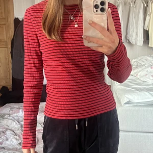 Röd randig tröja - Superfin röd/svart-randig tröja från H&M. Använd flitigt men fortfarande väldigt bra skick. Passar S/M.