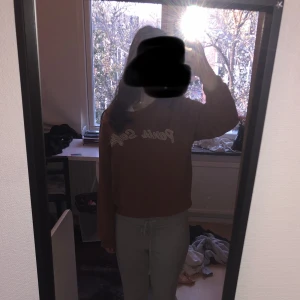 Tröja med text  - Inget speciellt, bra skick, bra kvalitet. Säljer för jag är en fattig student som behöver pengar 😃❤️. 