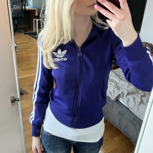 Adidas tröja - Säljer min asballa adidas tröja som tyvärr inte kommer till användning längre. Den är i storlek 34 och sitter skitbra! Skriv om du har frågor eller vill ha fler bilder💕