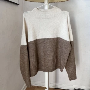 Stickad tröja - Super fin stickad tröja från H&M i storlek M med liten polokrage. jag tycker om när sånna tröjor sitter pösigt så funkar för mindre storlekar.🤍🤎