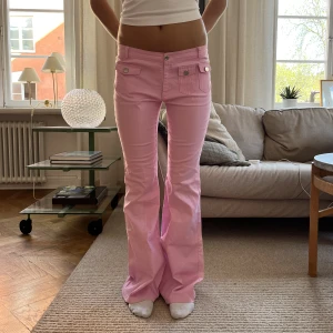Rosa jeans!! - Så snygga rosa jeans med fickor i fram😍 MIDJEMÅTT:82cm INNERBENSLÄNGDEN: 81cm 