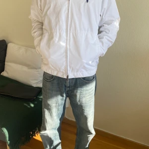 Ralph Lauren wind braker jacka - Jätte snygg jacka. Perfekt nu när man vill ha mera luftiga inte så varma kläder. Jätte bra skick S/M herrkläder.