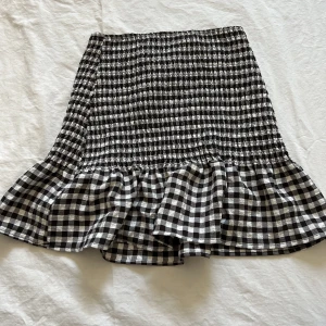 Kjol från h&m - Säljer denna fjol från h&m. Använd bara ett få par gånger och i bra skick. Storlek XS💗💗