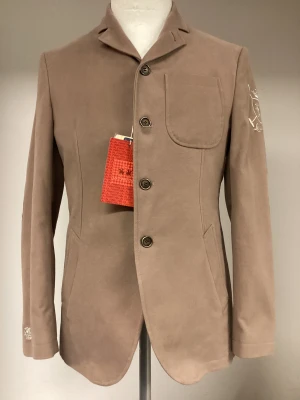 Helt ny La Martina blazer - Ursnygg,helt ny La Martina blazer med tags kvar. Storlek 48. Ord.pris:runt 6000 kr. Kika gärna på mina övriga auktioner. Skickar spårbart. Samfraktar för lägsta möjliga fraktkostnad.