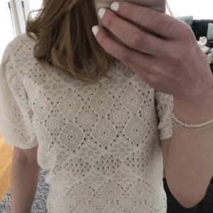Vit topp - En jätte fin topp köpt från Vila, endast testad. Toppen var intr rikigt min stil därför säljer jag den. Stolek S. Kan skickas till hela Svergie. 