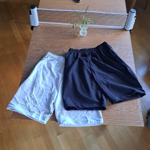 Två par bomullshorts - Bomullshorts från fruit of the loom, väldigt mjuka och stretchiga. Dm för detaljer