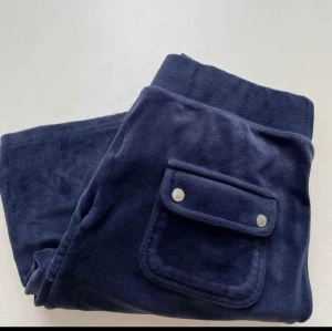 Juicy sett mörkblått  - Säljer nu mitt fina juicy sett som ej kommit till användning som i ny skick använd få gånger finns fler bilder! Hela settet 1400 annars 750kr st