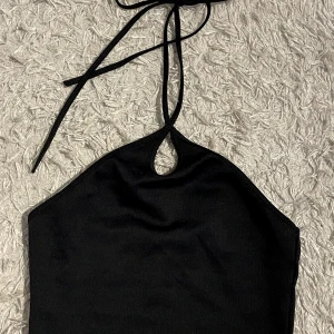 Zara svart topp - Fin topp från Zara med knytband i nacken. Knappt använd 💕💕 