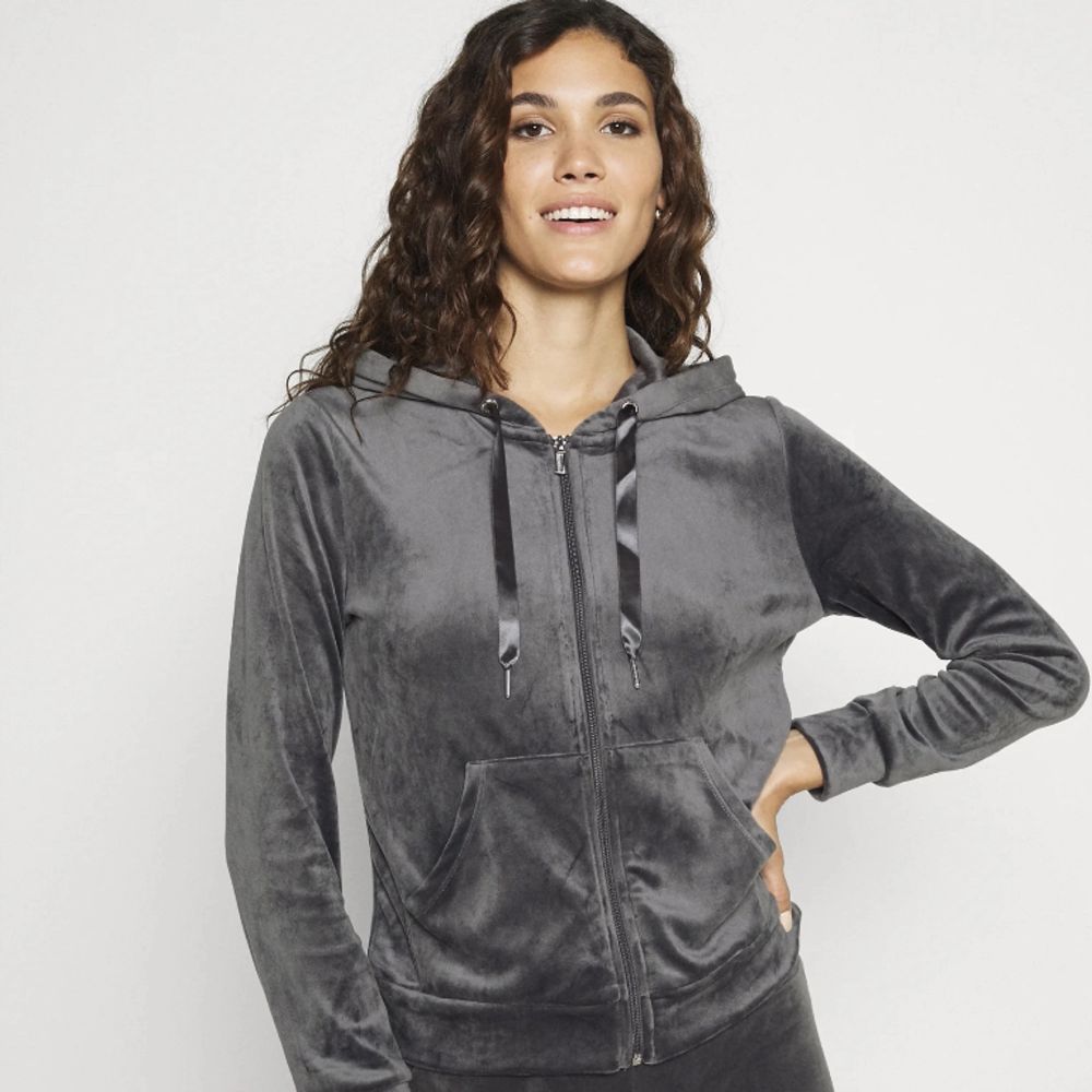Cecilia velour hoodie fr n Gina tricot