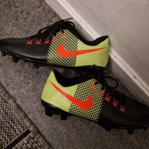 Nike acc fotbollsskor i nyskick Storlek 35