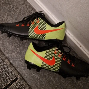 Nike acc fotbollsskor - Nike acc fotbollsskor i nyskick Storlek 35