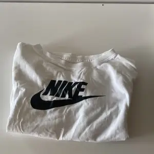 Säljer dena bomulls Nike T-shirt i barn storlek 156-166 cm. 💗