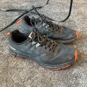 Skor - Skor i använt men fint skick. Säljer då de inte kommer till användning nåmer. 