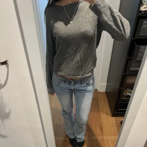 Tjocktröja grå - Grå tunn stickad tröja perfekt till sommaren!! Storlek M men sitter mer som en S.