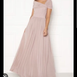 Rosa balklänning - Superfin balklänning som aldrig kom till användning i storlek 34. Nicole Falciani X Bubbleroom. Inte så grå i verkligheten som på bilderna😊Frakt blir 109 kr då den väger mycket 