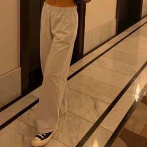 Brandy melville sweatpants/mjukisbyxor - Helt nya brandy-sweats. De är lite mörkare grå än jag lyckats fånga på bild. Passar perfekt i längd om du är som mig 164 men  funkar även mot upp till 173 isch skulle jag säga 💕 så bekväma och off-duty modell. Onesize (S-L)