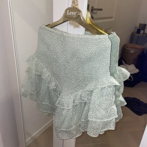 Söt kjol - Använd 1 gång på midsommar. Gina tricot 