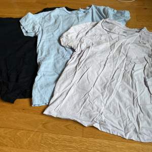 Säljer dessa tre t shirts från lager 157 i ett pack, används inte längre och inga skador.