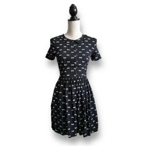 Klänning med rosetter - Supersöt klänning med tryck av rosetter.