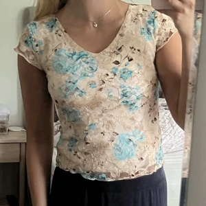 Spets t-shirt - Supersöt spets T-shirt med unikt mönster. Tyvärr så har den några hål på undertyget (se tredje bilden), men det märks inte när man har på sig den. Storlek 38 men passar även 36🫶🫶