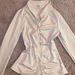 Skjorta - Från ginatricot, jättesöt skjorta/topp 🌸