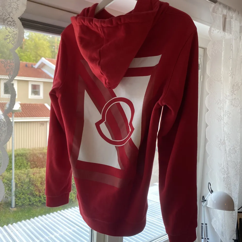 Röd moncler hoodie med stort tryck Står att den är i storlek L men passar mig som har S ⭐️ Jättefin! . Hoodies.