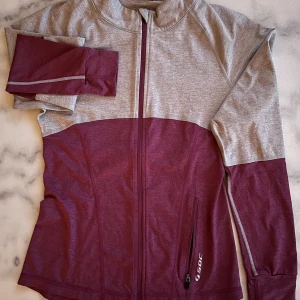 Träningsjacka från Soc - Tunnare träningsjacka från Soc. Knappt använd och därför i jättefint skick! Den är även lite figursydd vilket ger fin passform! Skriv i DM för fler bilder. 