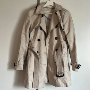 Regnkappa/kappa - Snygg kappa från Zara.  Använd skick.   Passar S-M, tål regn och väldigt skönt material.   Nypris 799kr 