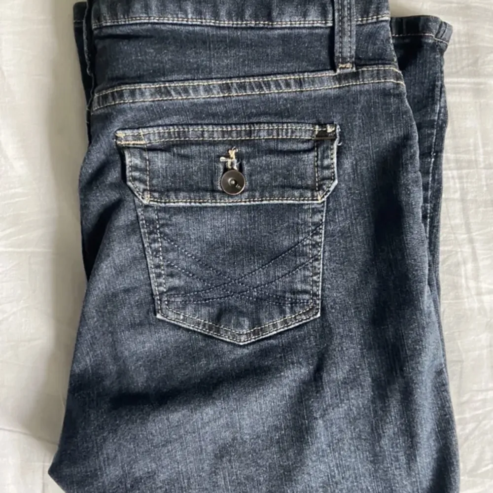 Low waist jeans med snygga detaljer på bakfickorna🫶 Hör av dig vid intresse . Jeans & Byxor.