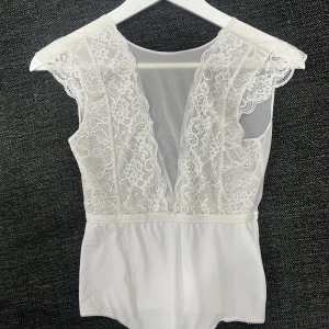 Spetsbody - En superfin spetsbody i storlek XS. Använd men bra skick. Bodyn är string 