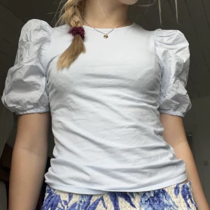 Blus/t-shirt - En blus/t-shirt från h&m! Köptes i våras för 99kr 💘 aldrig använd