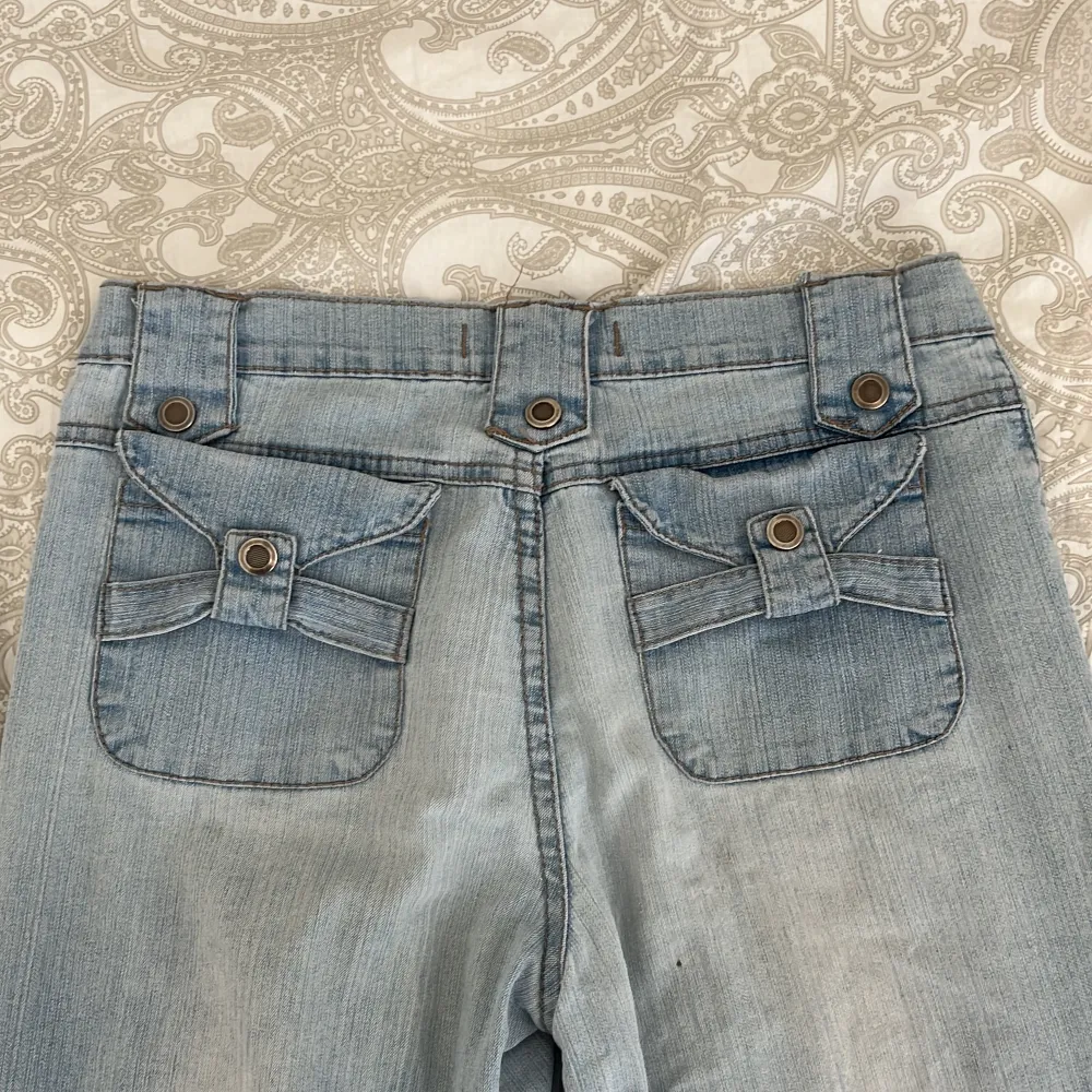 så snygga bootcut lågmidjade jeans med söta bakfickor! 🤗är 160 cm lång! Midjemått : 67-70 cm. Jeans & Byxor.