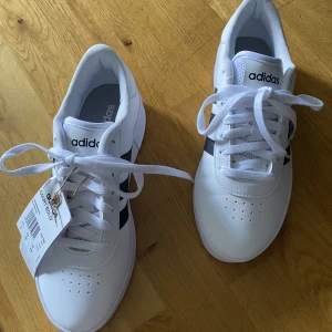 Adidas Court Bold  - Helt ny, aldrig använt, säljer den eftersom den passar inte min storlek är stor för mig. Pris kan diskuteras💗