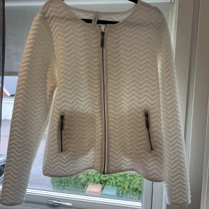 Tröja vit  - Mjuk blus/tröja i bomull från SoyaConcept. Så himla fin och i nyskick! Storlek S.