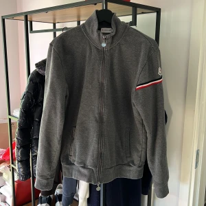 Moncler zip up cardigan  - Moncler zip up cardigan i okej skick, 7/10. General wear men sletna zippers, size L fits M. Nypris 5500 mitt pris 1900. Bara att skriva vid frågor! :)