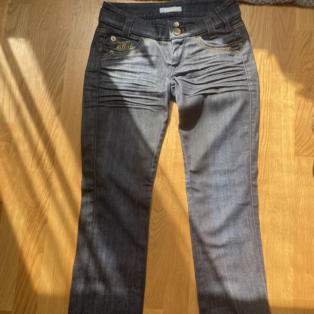 Lågmidjade jeans som är utsvängda vid fötterna, köpta längesedan men oanvända då dem är för långa för mig, köptes för 700 kr. Jeans & Byxor.