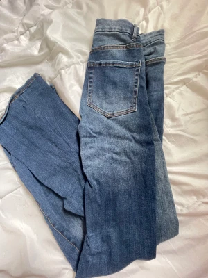 Bootcut jeans  - Använd mycket men bra skick, hyfsat låga i  midjan 