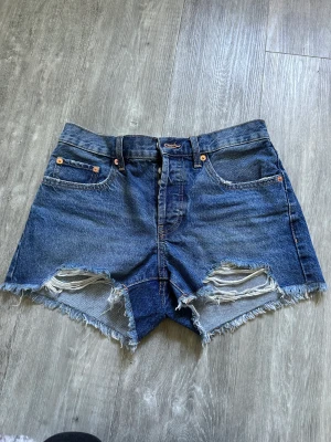 Shorts - Ett par helt oanvända shorts från Mango. Säljer pågrund av fel storlek. Hör av er vid intresse😊