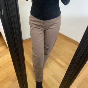 Bruna högmidjade jeans - Fina bruna högmidjade straightcut jeans från HM. Använda ett fåtal gånger då de inte passar min stil, ingen slitage eller fläckar. 