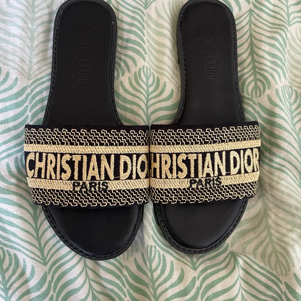 Säljer mina helt nya och oanvända Christian Dior tofflor/sandels. I storlek 37/38.  💕. Skor.