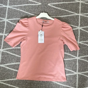 Helt oanvänd söt rosa topp. - Denna fina toppen är helt oanvänd och i bästa skick. 
